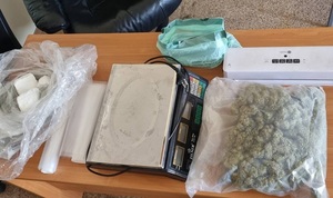 policjanci i zatrzymani z narkotykami
