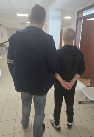 policjanci prowadzą zatrzymanych